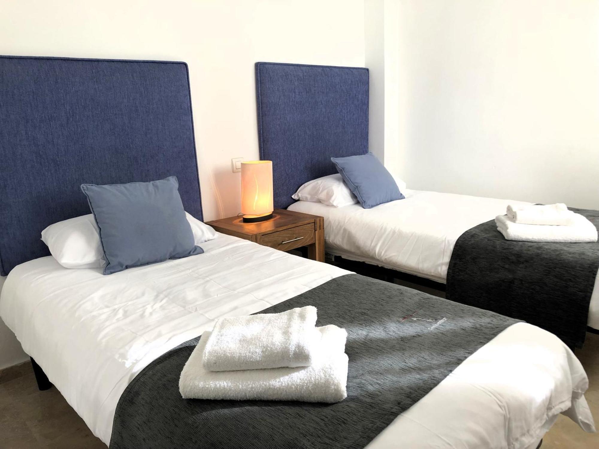 Apartamentos y casas SERINAMAR- Banús, Marbella Bilik gambar