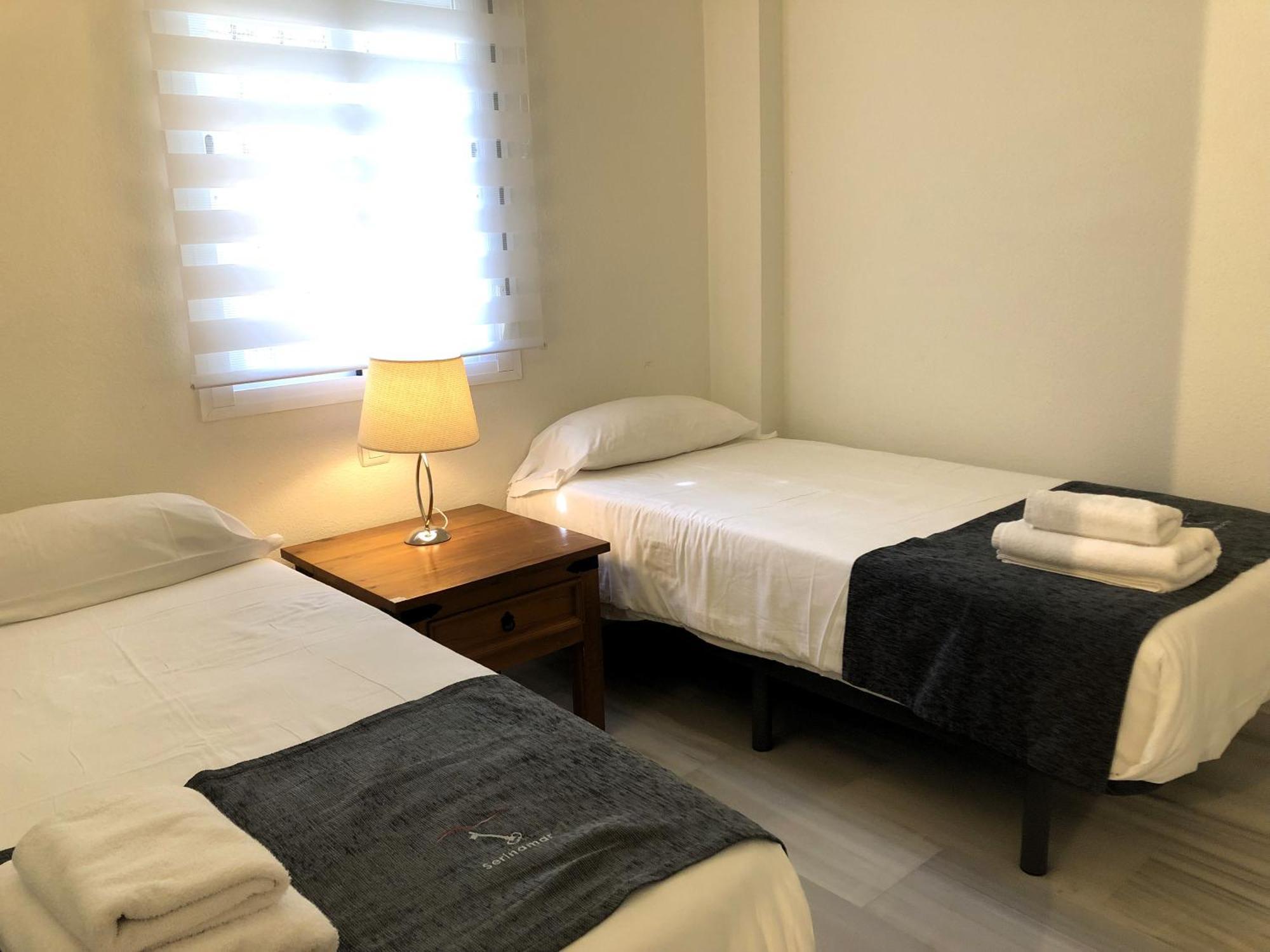 Apartamentos y casas SERINAMAR- Banús, Marbella Bilik gambar