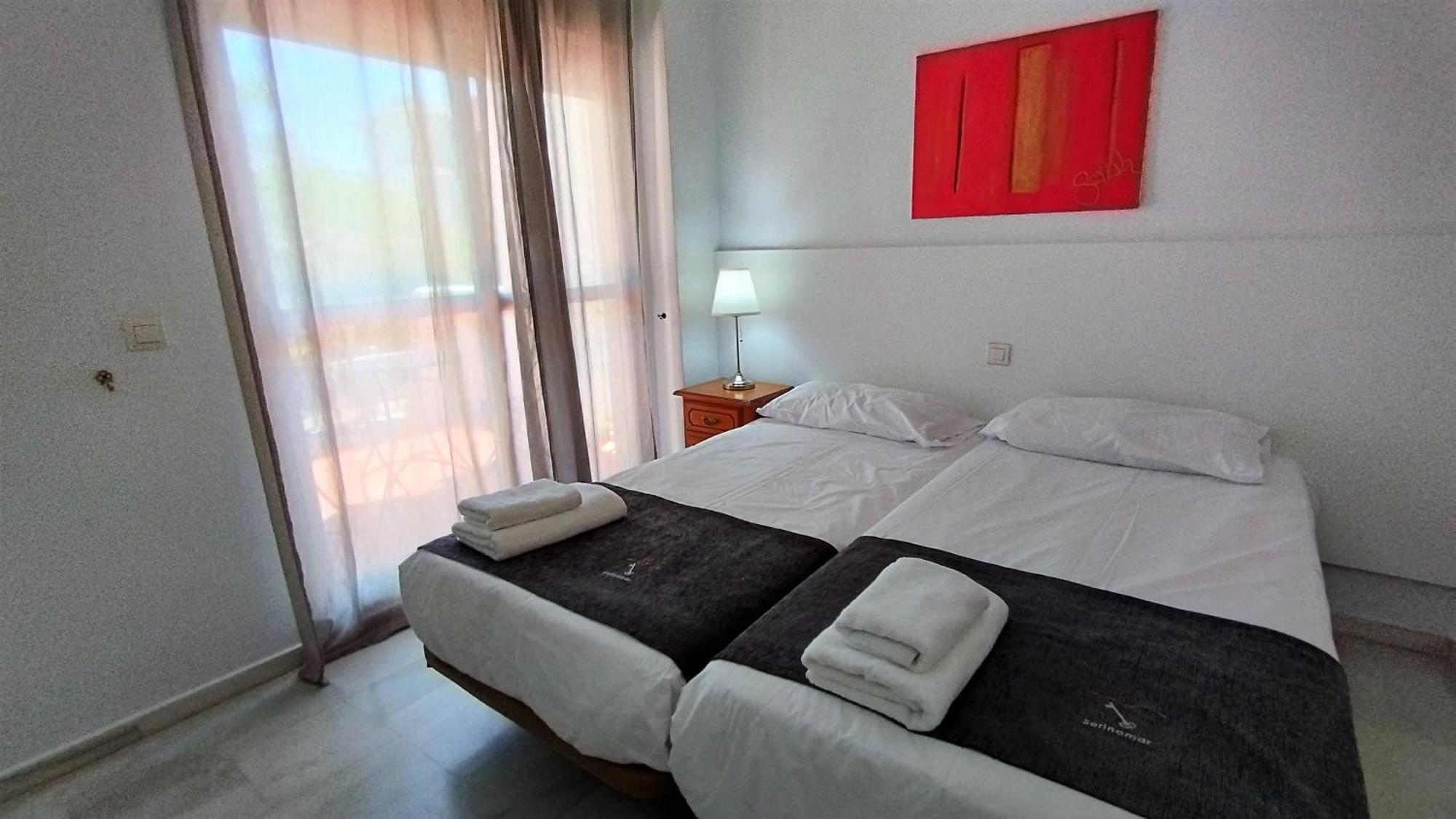 Apartamentos y casas SERINAMAR- Banús, Marbella Bilik gambar