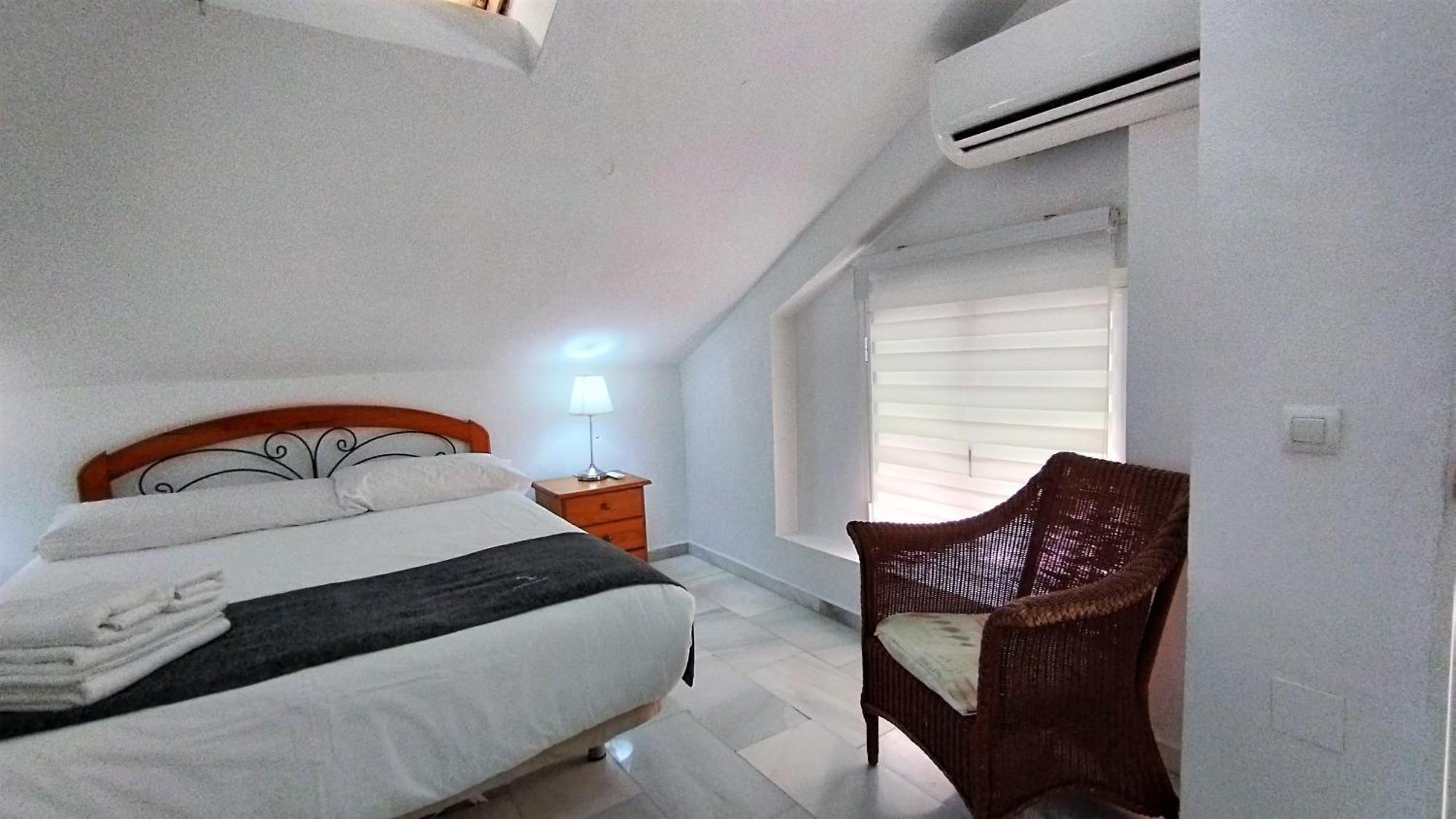 Apartamentos y casas SERINAMAR- Banús, Marbella Bilik gambar