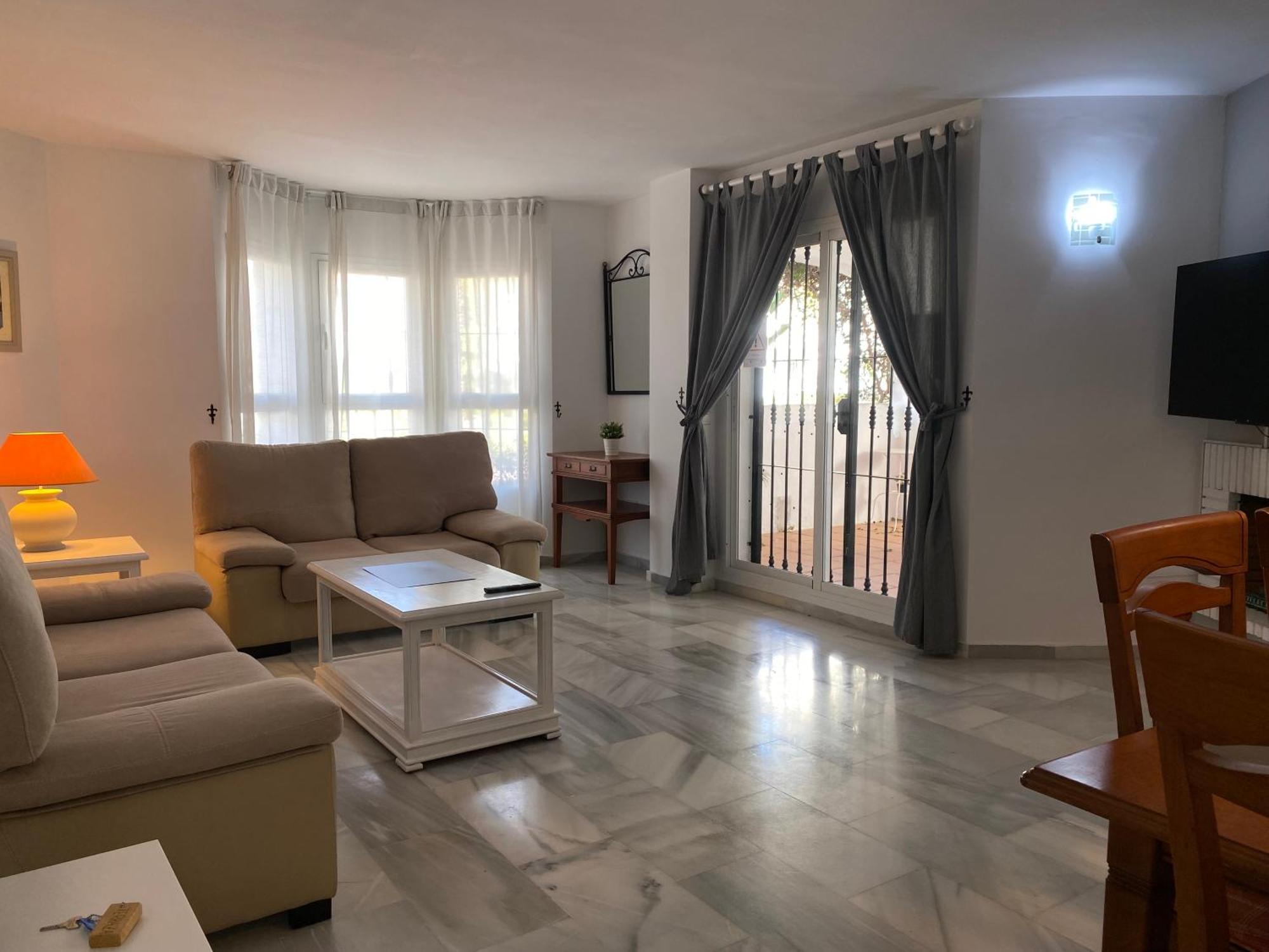 Apartamentos y casas SERINAMAR- Banús, Marbella Bilik gambar
