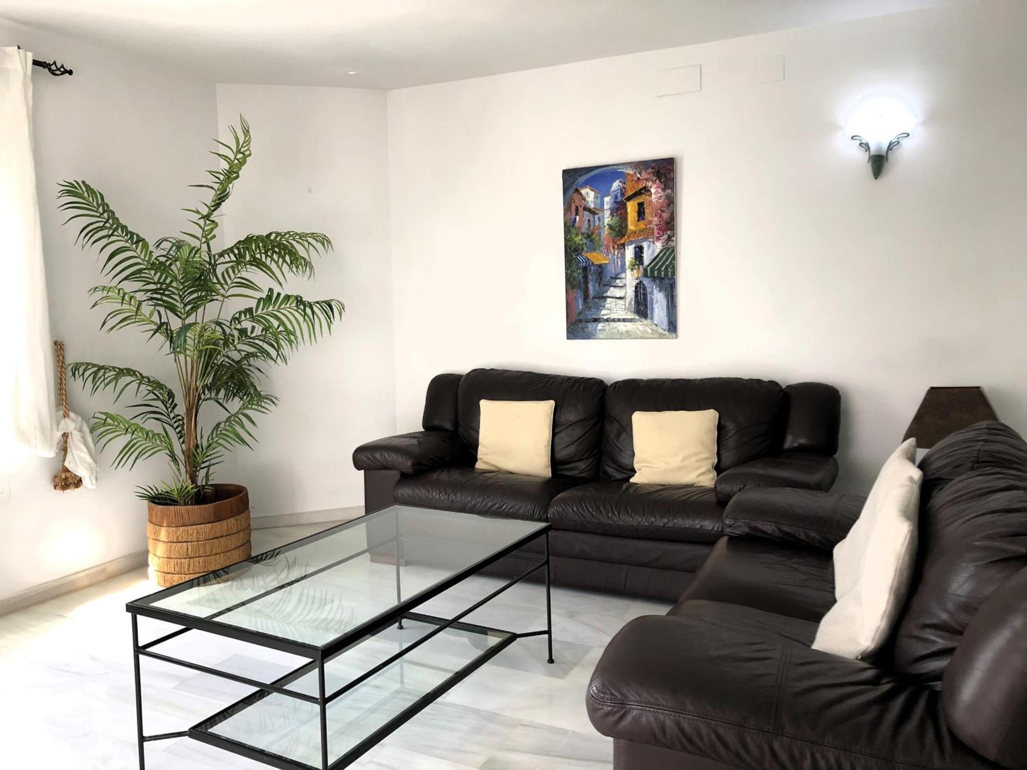 Apartamentos y casas SERINAMAR- Banús, Marbella Bilik gambar