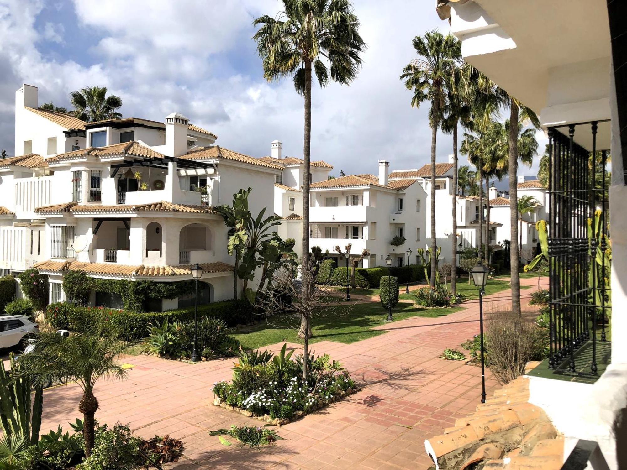 Apartamentos y casas SERINAMAR- Banús, Marbella Bilik gambar