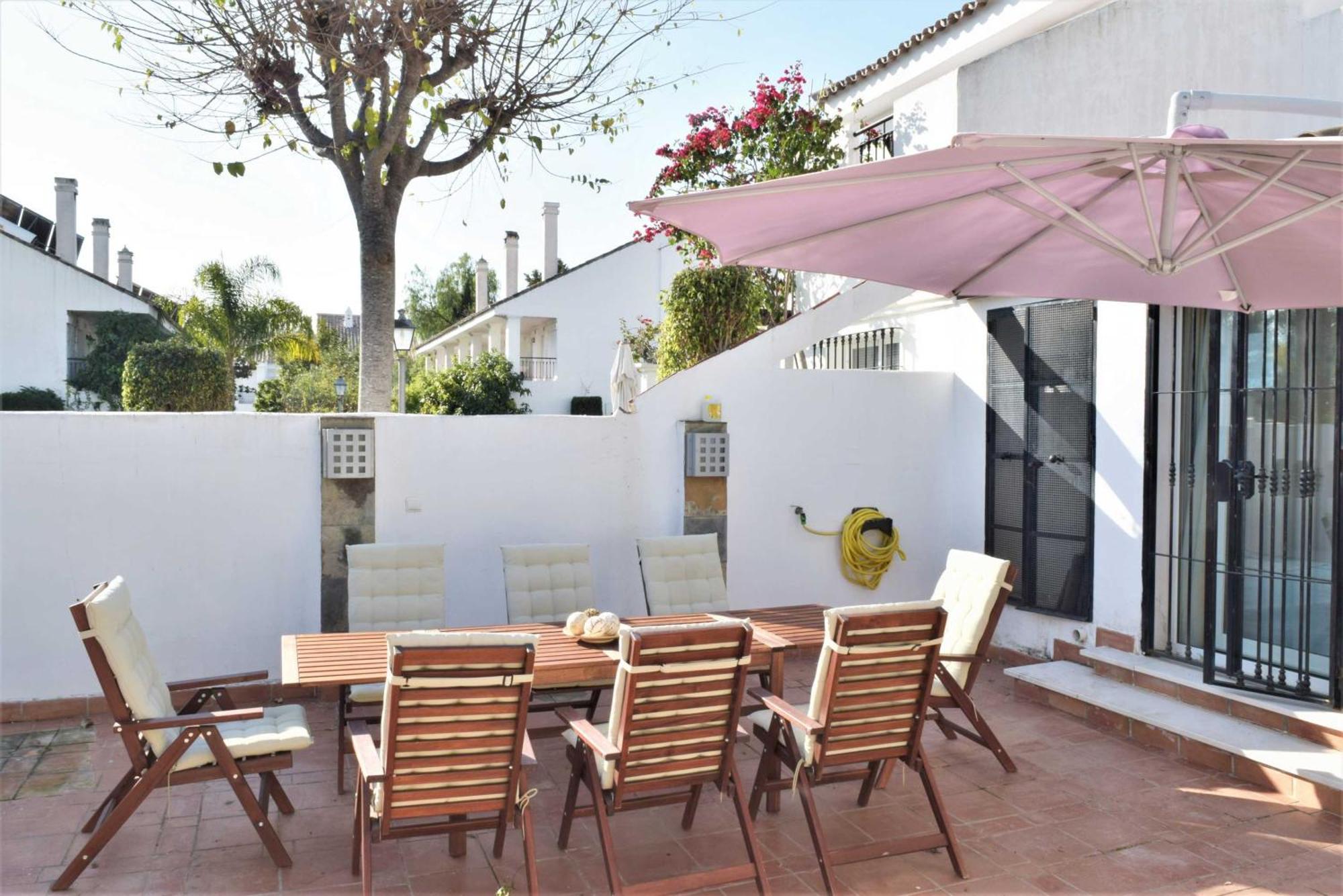 Apartamentos y casas SERINAMAR- Banús, Marbella Bilik gambar