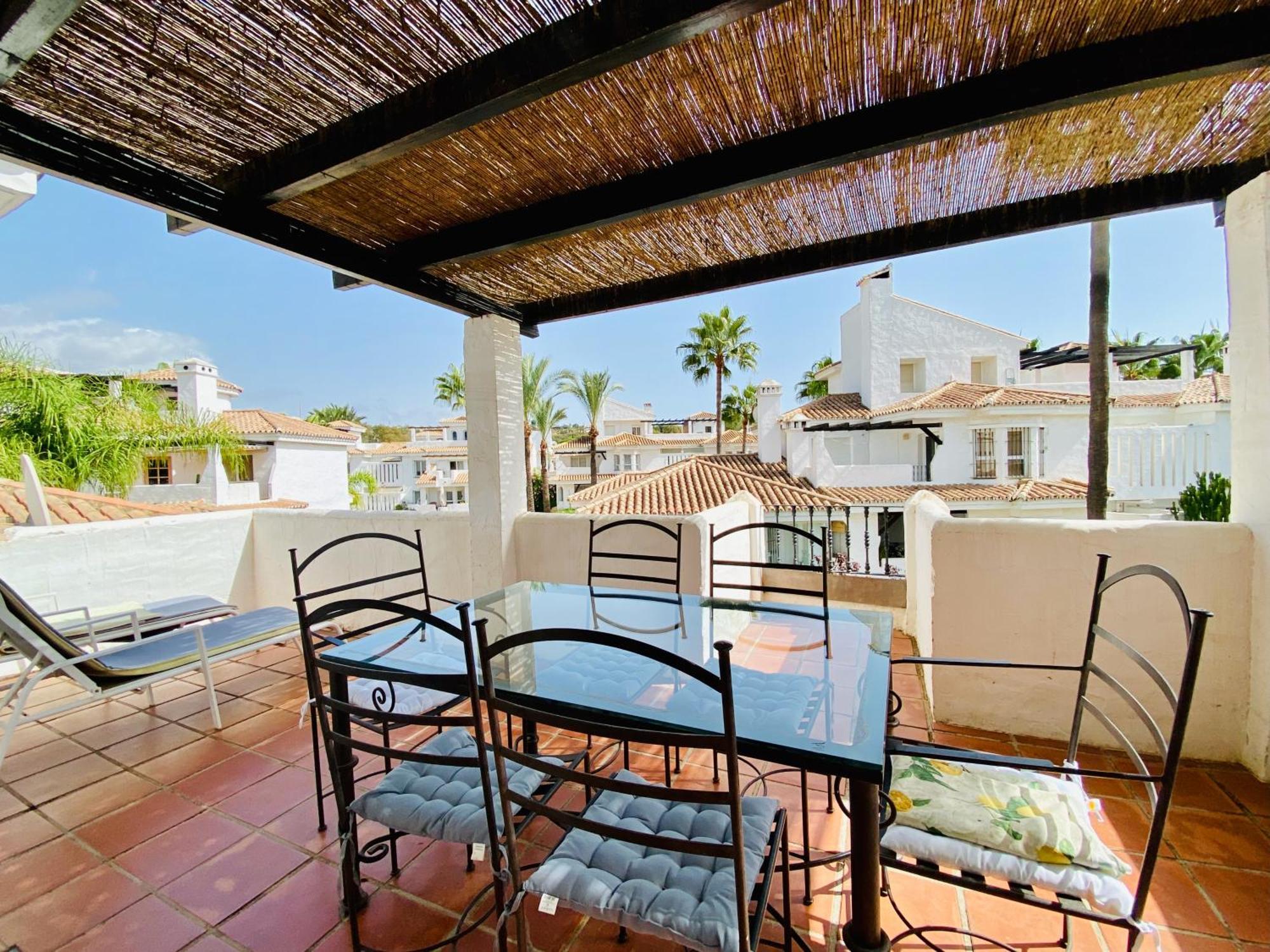 Apartamentos y casas SERINAMAR- Banús, Marbella Bilik gambar