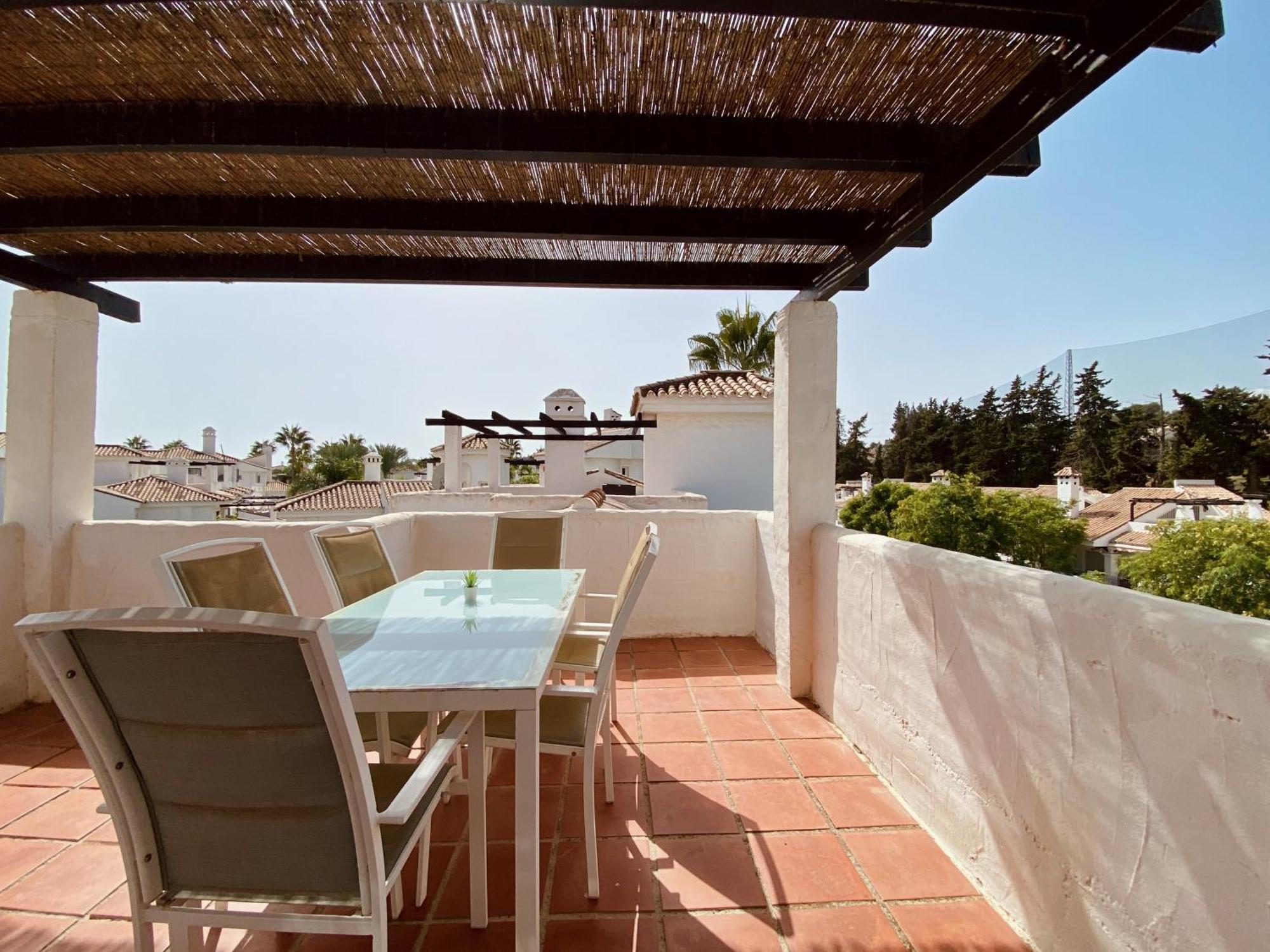 Apartamentos y casas SERINAMAR- Banús, Marbella Bilik gambar