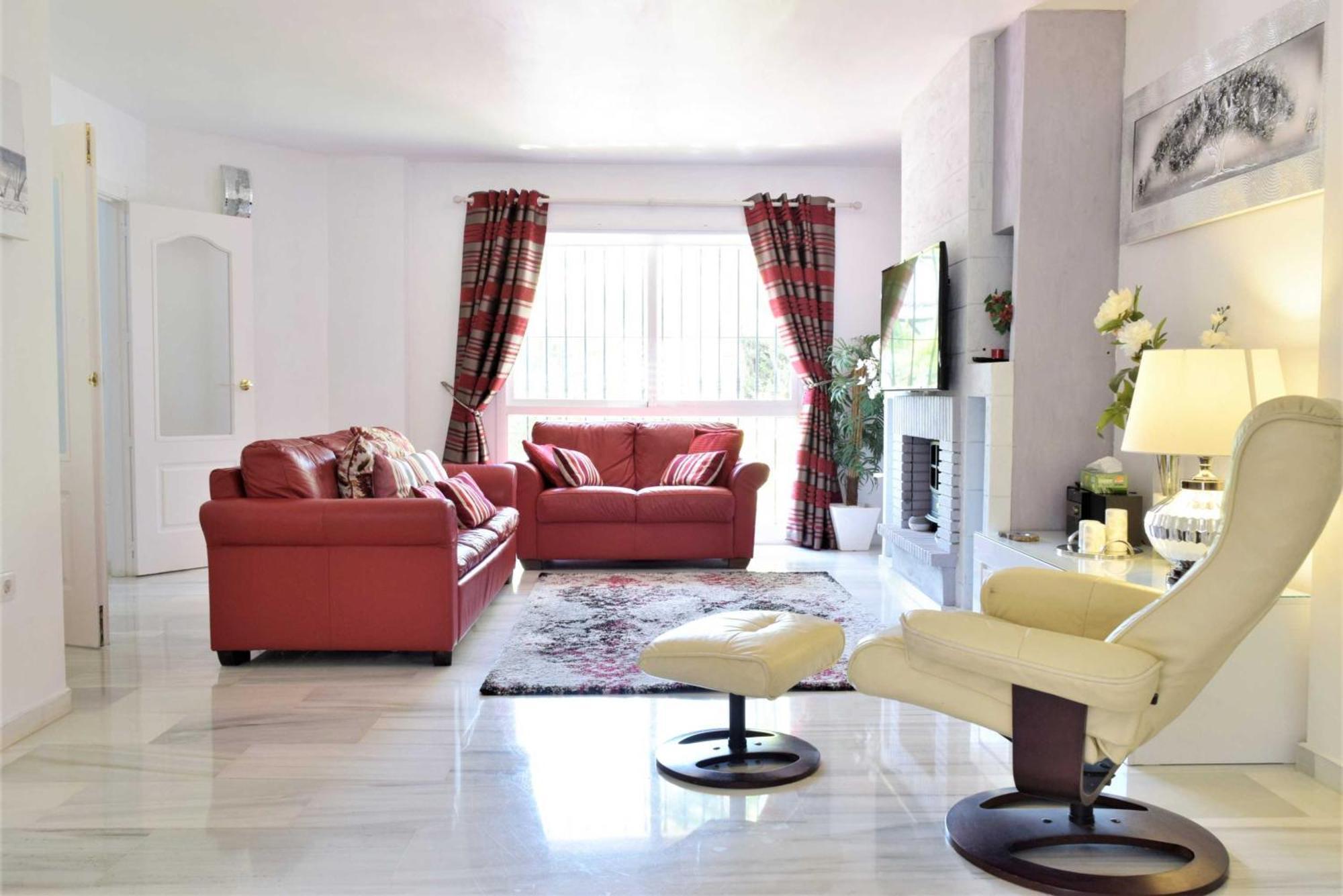 Apartamentos y casas SERINAMAR- Banús, Marbella Bilik gambar