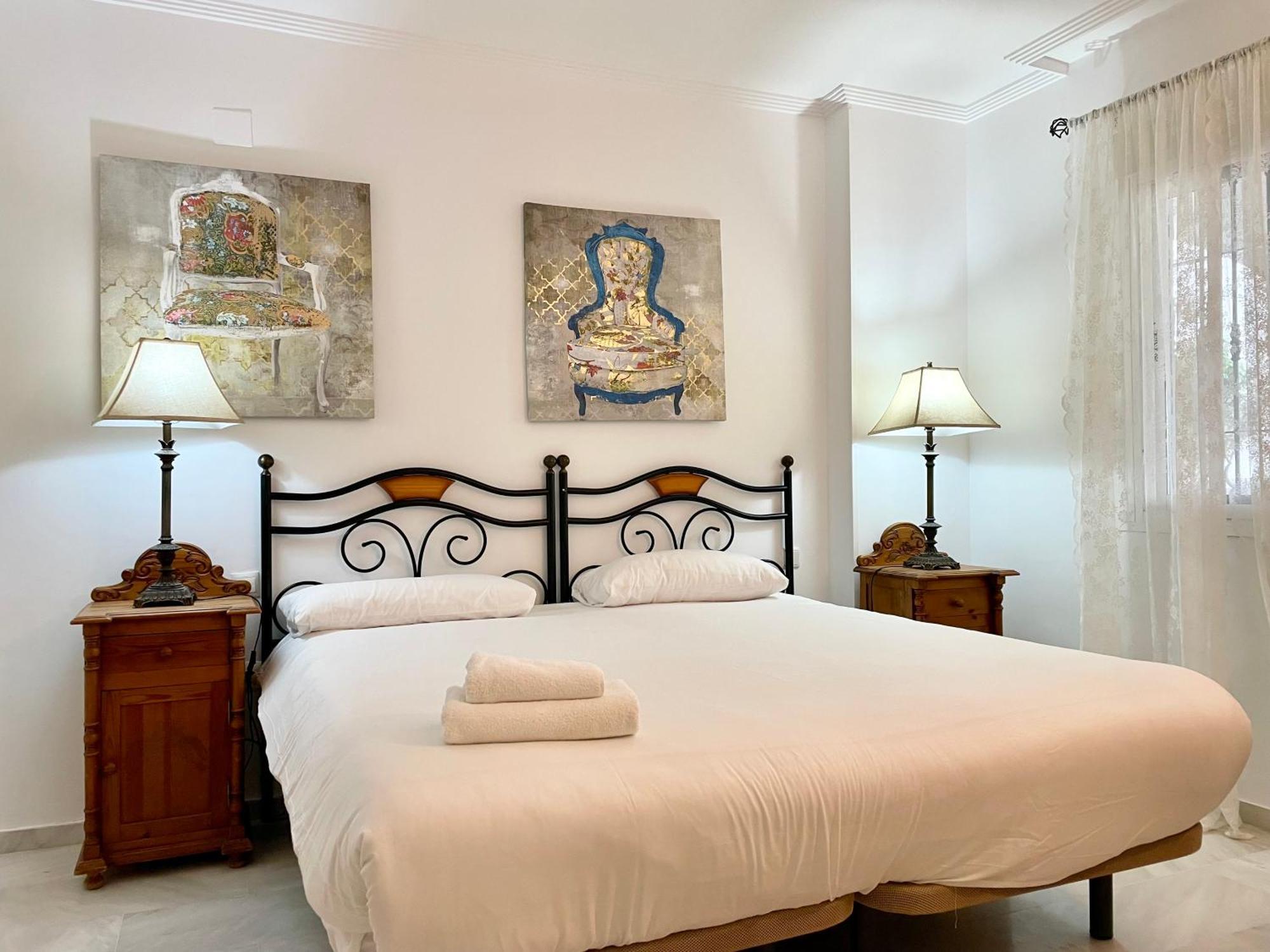 Apartamentos y casas SERINAMAR- Banús, Marbella Bilik gambar