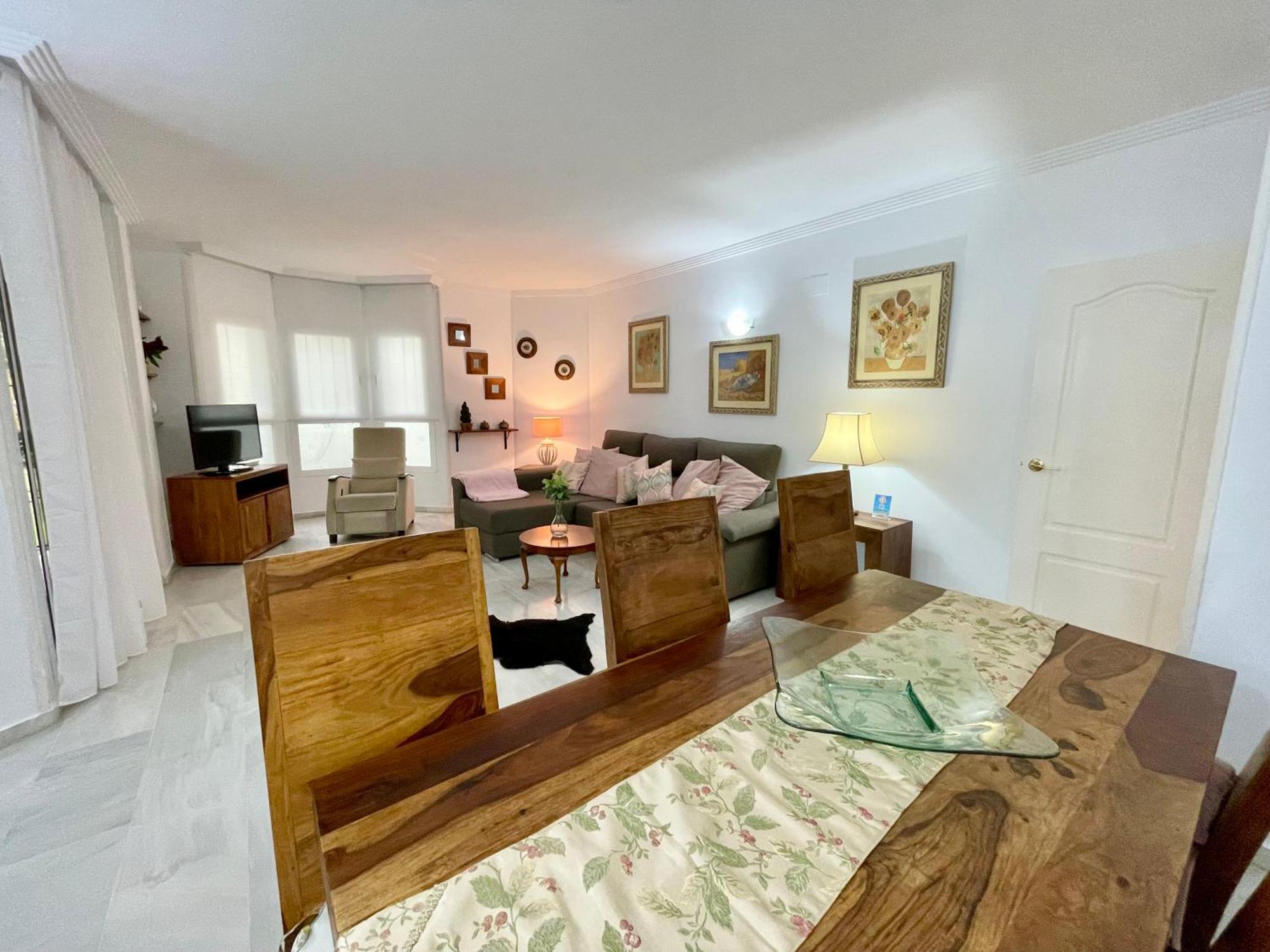 Apartamentos y casas SERINAMAR- Banús, Marbella Bilik gambar