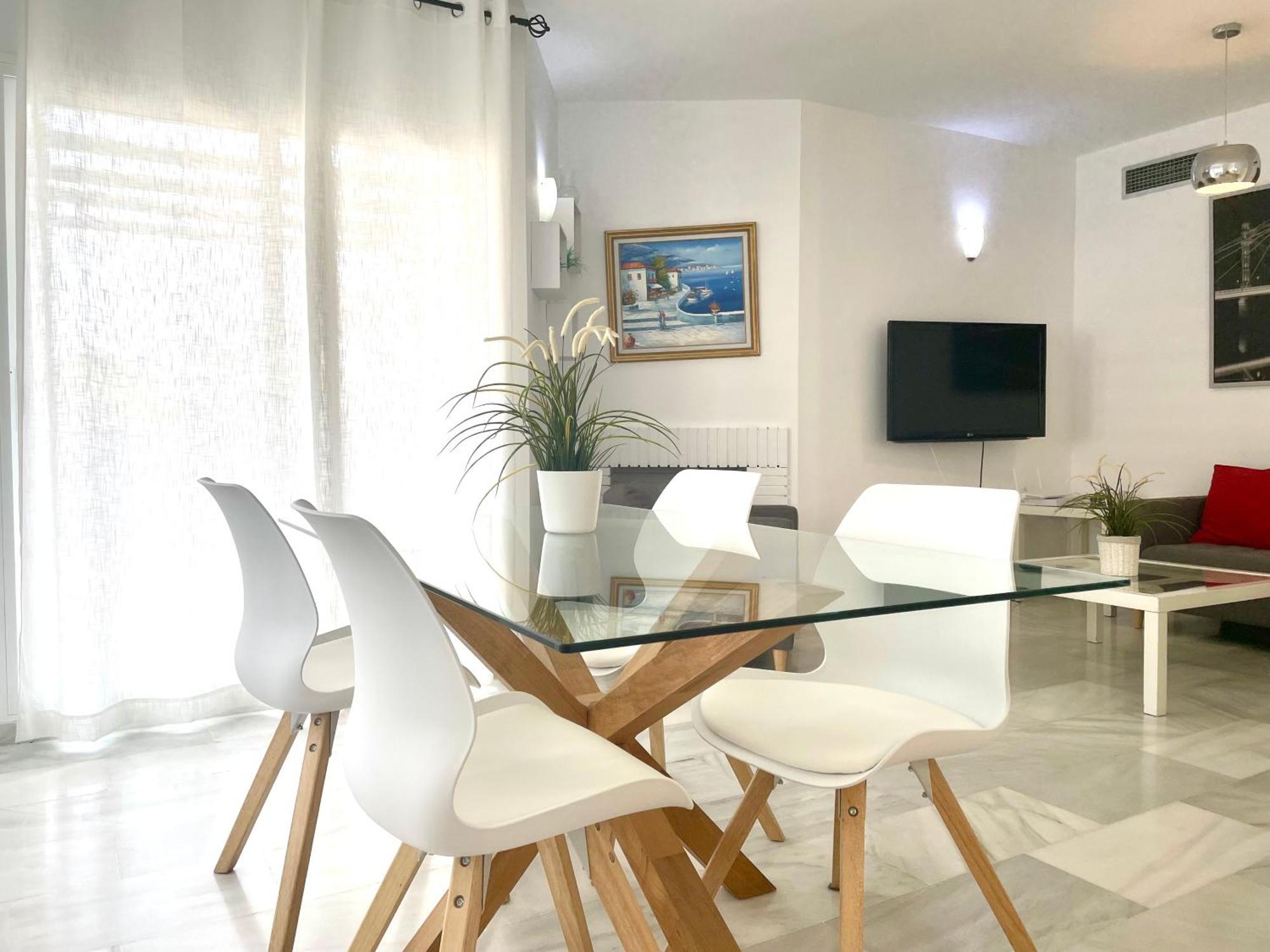 Apartamentos y casas SERINAMAR- Banús, Marbella Bilik gambar