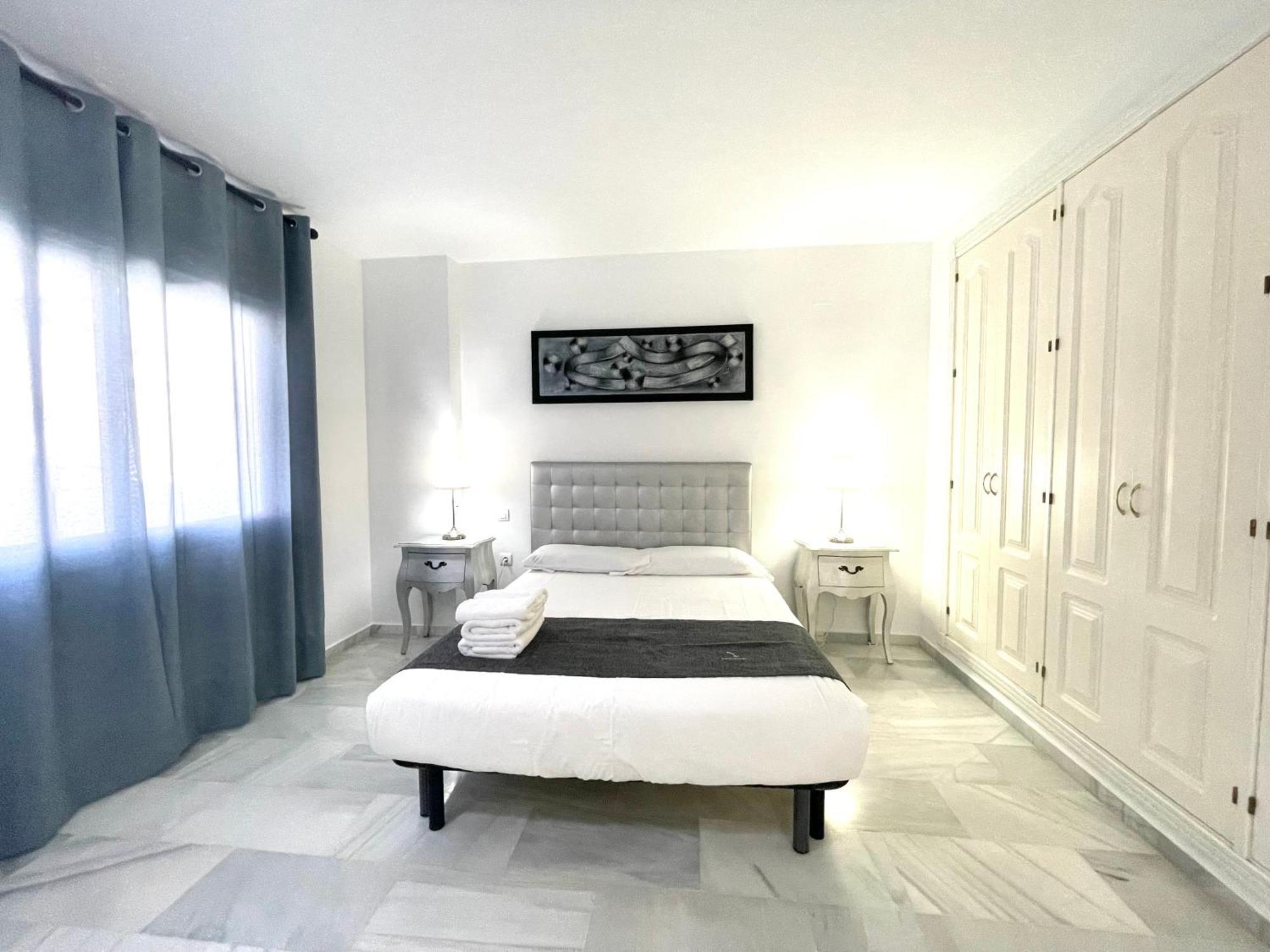 Apartamentos y casas SERINAMAR- Banús, Marbella Bilik gambar