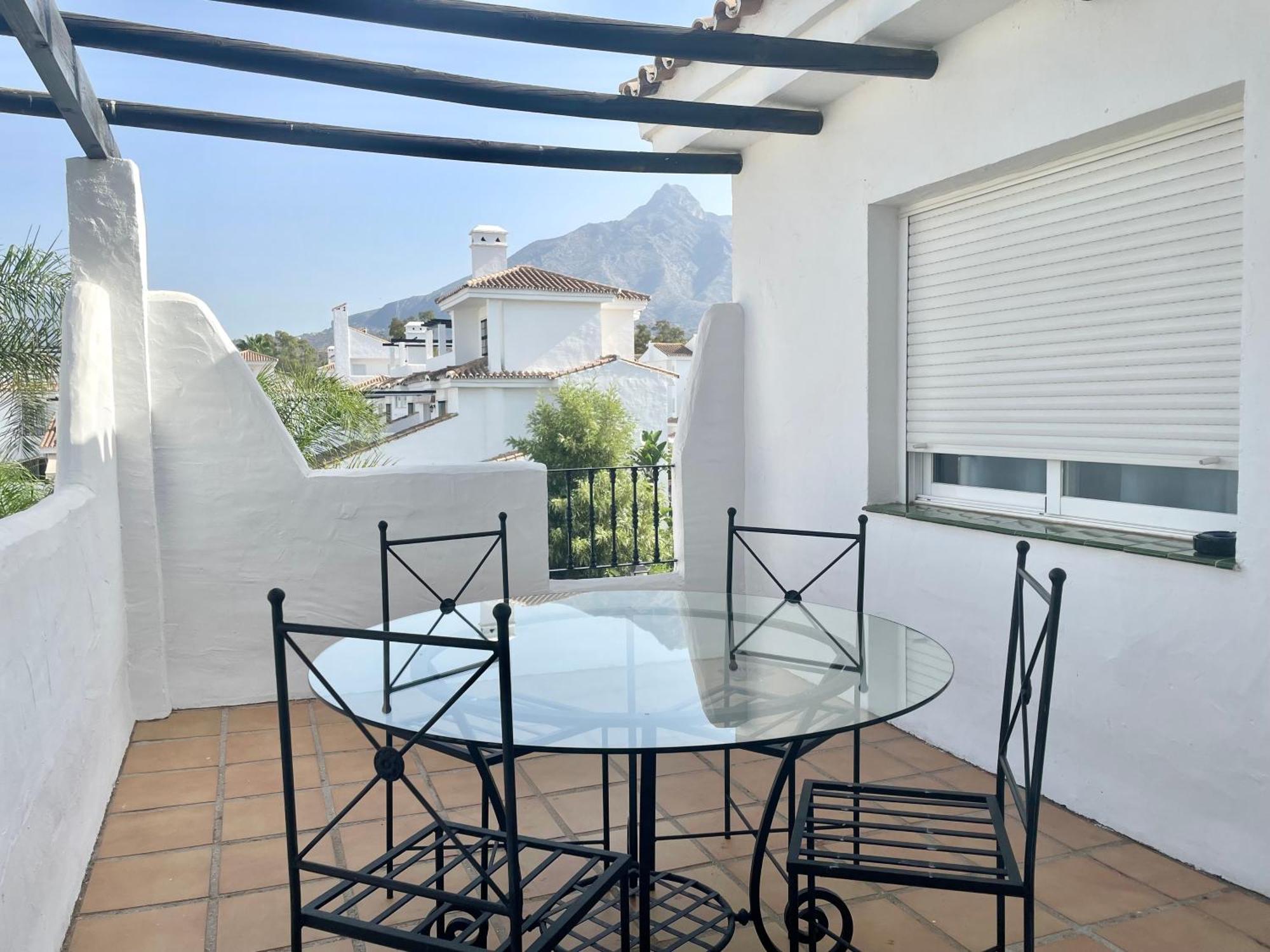 Apartamentos y casas SERINAMAR- Banús, Marbella Bilik gambar